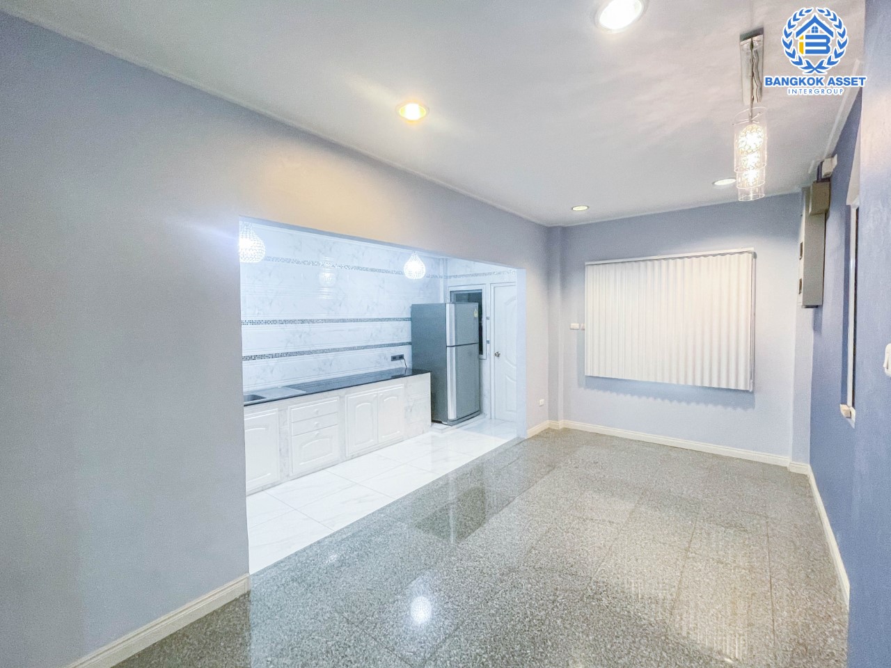 บ้านเดี่ยวมือสองย่านนนทบุรี ม.ธารา ราชพฤกษ์-ปิ่นเกล้า บ้านสวย พร้อมอยู่ เนื้อที่ 56 ตร.ว. ฟังก์ชัน 3 ห้องนอน 3 ห้องน้ำ 2 ที่จอดรถ แถมฟรี !!! เครื่องปรับอากาศ 2 เครื่อง+เครื่องดูดควัน 1 เครื่อง บนทำเลเชื่อมสู่ถนนกาญจนาภิเษก รายล้อมด้วยสิ่งอำนวยความสะดวกครบครัน ใกล้รถไฟฟ้าสายสีแดงอ่อน "สถานีตลิ่งชัน" และจุดขึ้นทางด่วน "ศรีรัช"